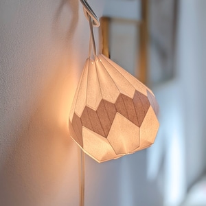 Lámpara portátil, corona de corazones, origami blanco.
