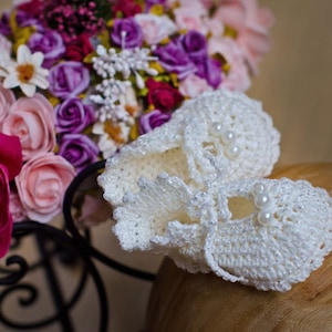 Zapatos de crochet color crudo, perlas, flores, para bautizo, regalo de baby shower