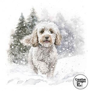 以下が含まれることがあります： 白と茶色の犬が雪の降る森の中を走っています。犬はカメラを見て、幸せそうな表情をしています。犬と木の周りに雪が降っています。