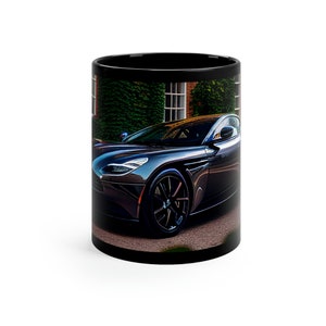 以下が含まれることがあります： レンガ造りの建物の壁に蔦が絡まる前で、スタイリッシュなダークグレーのスポーツカーが駐車している様子が、フルカラーで描かれた黒いセラミックマグカップ。