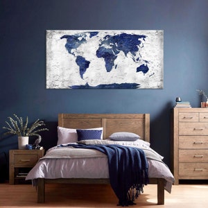 Große Weltkarte auf Leinwand in Navy Blau und Eis Struktur
