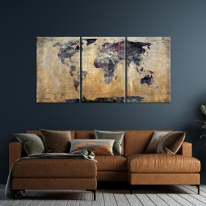 Große düstere Weltkarte auf Leinwand in Grün-, Braun- und Schwarztönen mit dunklem Hintergrund