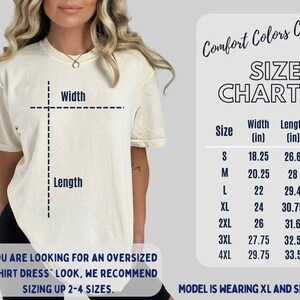 以下が含まれることがあります： さまざまなサイズで、インチで測定されたTシャツドレスのサイズチャート。チャートは、Sから4XLまでの各サイズでのドレスの幅と長さを示しています。モデルはXLサイズを着用しており、身長は5フィート6インチです。Comfort Colors C1717.