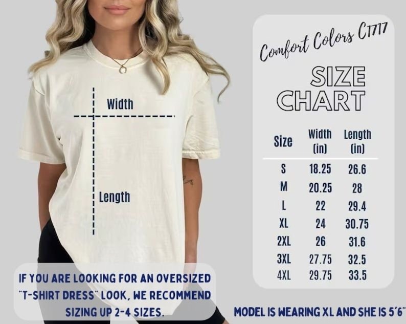 以下が含まれることがあります： さまざまなサイズで、インチで測定されたTシャツドレスのサイズチャート。チャートは、Sから4XLまでの各サイズでのドレスの幅と長さを示しています。モデルはXLサイズを着用しており、身長は5フィート6インチです。Comfort Colors C1717.