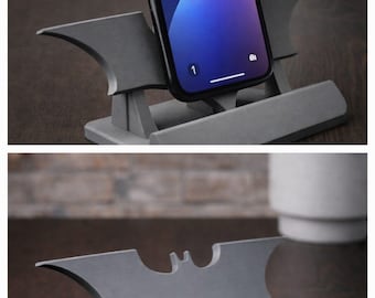 3D Printed Batman Phone Stand – Superhero Inspired Smartphone Holder – Modern Desk Dock for iPhone & Android – Unique Comic Fan Gift