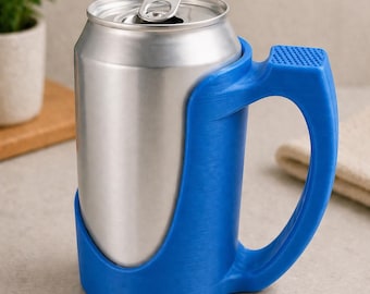 3D Printed Can Holder with Handle – Ergonomic Drink Grip Mug for Desk, Gaming & Home – Only Compatible With 330ml Cans