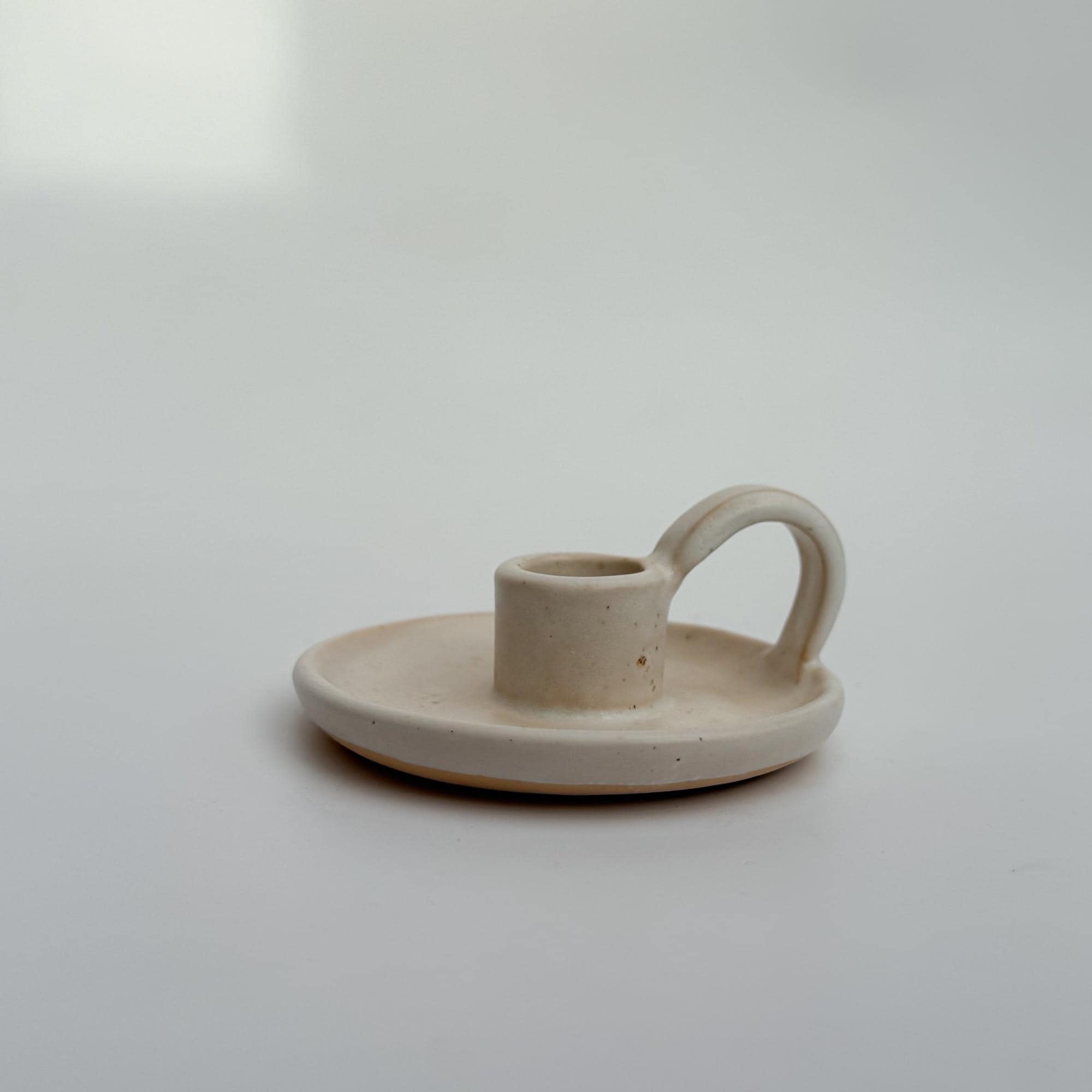 陶器キャンドルホルダー（ハンドメイド） ハンドメイドの陶器製キャンドルホルダー（ハンドル付き）：ミニマ