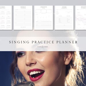 Könnte beinhalten: Ein Gesangspraxisplaner mit Seiten für die Jahres-, Wochen- und Kreativplanung. Das Bild zeigt eine Frau, die in ein Mikrofon singt, mit dem Text "SINGING PRACTICE PLANNER" und dem Markennamen "CLEF & CODA".