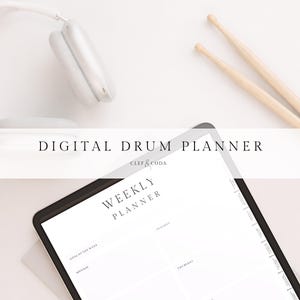 Op de afbeelding: Een digitale drumplanner met de tekst "Digital Drum Planner" en "Weekly Planner" wordt weergegeven op een tablet. Een witte koptelefoon en twee houten drumstokken zijn ook zichtbaar op een wit oppervlak.