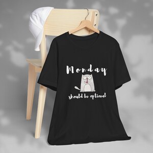 Rolig katttröja, måndag borde vara valfritt t-shirt, söt katttröja, lat måndag-tröja, humoristisk t-shirt, helgvibbar-tröja bild 3