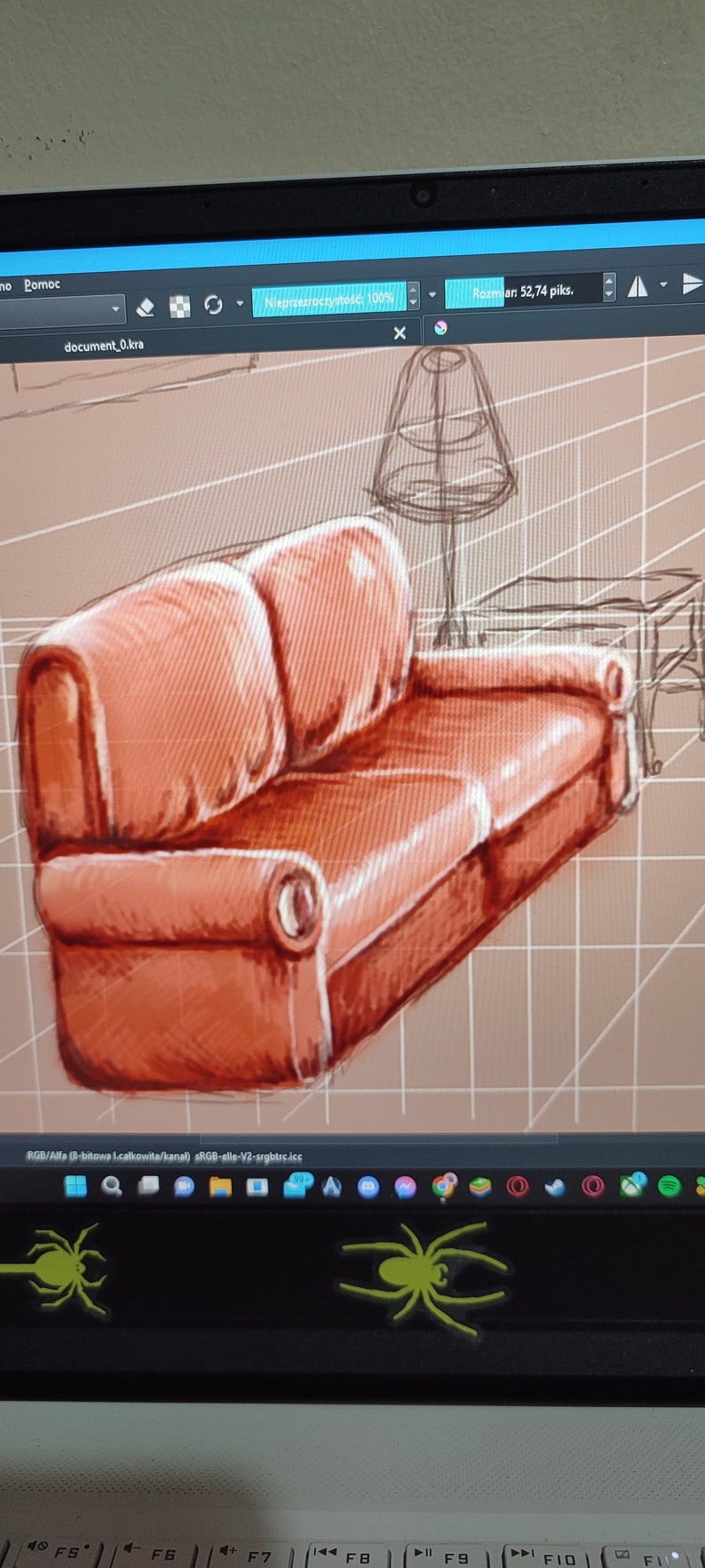 Może przedstawiać: Cyfrowa ilustracja brązowej sk&oacute;rzanej sofy z lampą w tle. Sofa jest narysowana na tle kratki.