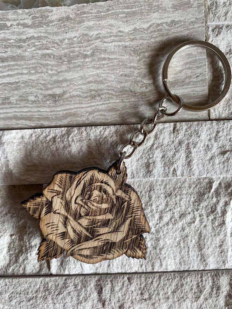 porte clé fleur ou rose en bois image 2