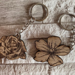 porte clé fleur ou rose en bois image 1