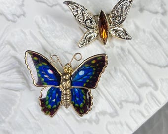 PAPILLONS - deux petites broches vintage - avec émail et avec cabochon en verre.