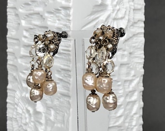 Pendientes de clip firmados por MIRIAM HASKELL con cinco colgantes de perlas barrocas y cristal, estilo vintage estadounidense de los años 40-50.