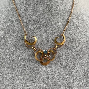 Collar/gargantilla firmado por BINDER. BROS. Inc. con cristales azul zafiro.