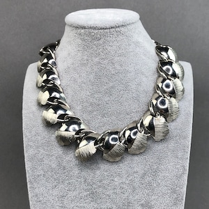 Vintage silver-colored choker necklace from the 1970s.