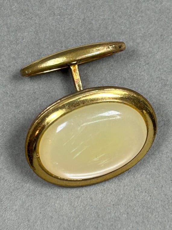 Große ovale Perlmutt-Imitat goldfarbene unisex Manschettenknöpfe aus 1960er. View 5