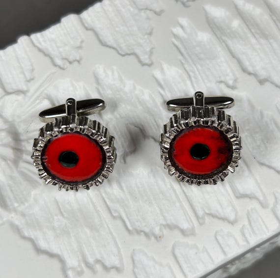 Vintage runde unisex silberfarbene Manschettenknöpfe mit einem Einsatz aus roter Keramik.