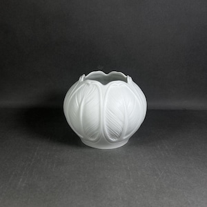 Vintage HUTSCHENREUTHER Germany white mid-century porcelain vase. Designed by Hans Achtziger, 1970s. Height 10 cm.