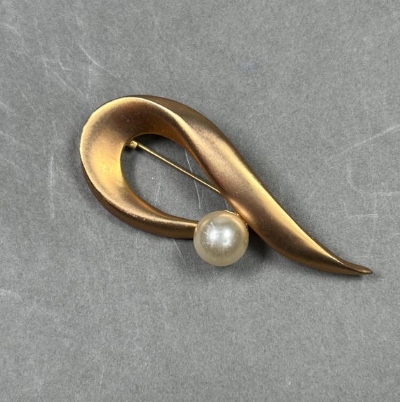 Vintage gold-colored Op Art brooch with a large glass bead. View 4