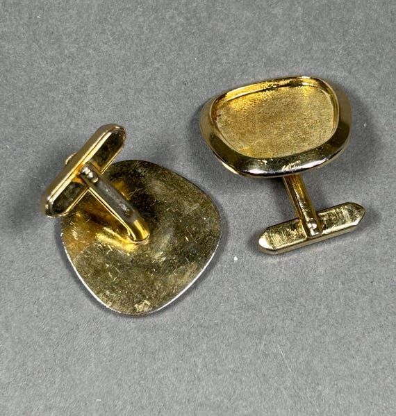 Vintage große unisex goldfarbene rechteckige Statement Manschettenknöpfe aus 1960er. View 6