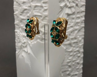 Gold colored vintage Art Deco earrings with faceted emerald green crystals.