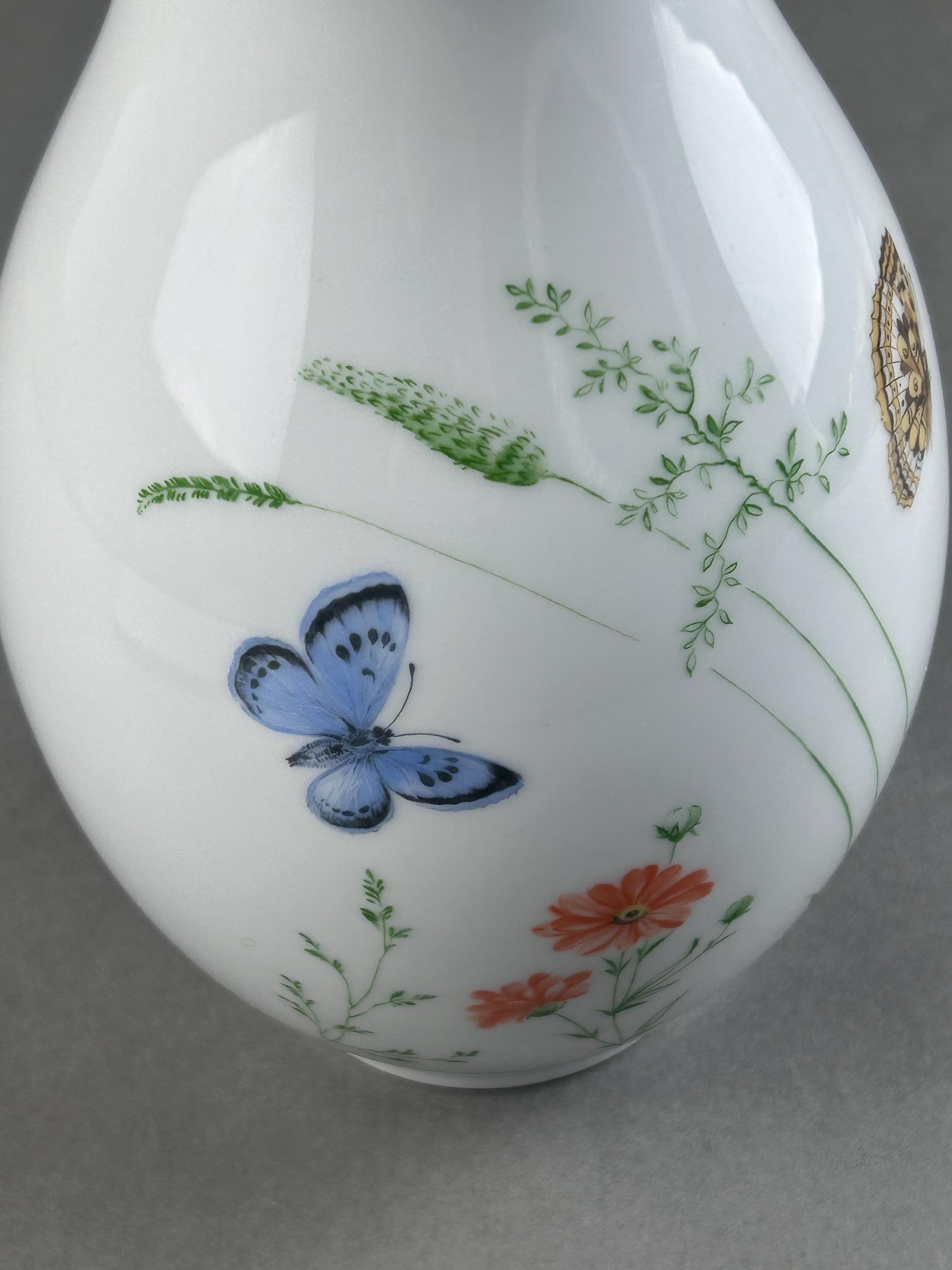 フッチェンロイター社のヴィンテージ磁器花瓶。モチーフ：野の花