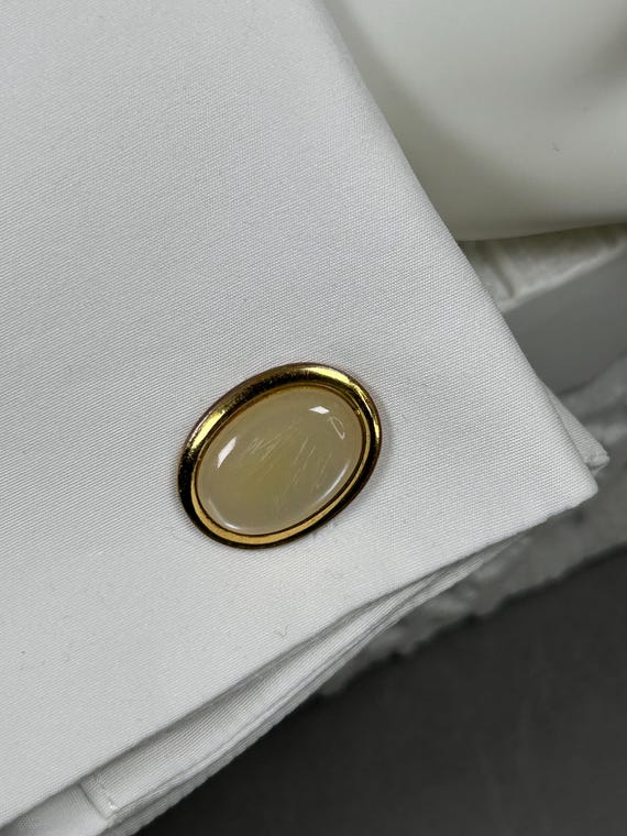 Große ovale Perlmutt-Imitat goldfarbene unisex Manschettenknöpfe aus 1960er. View 2
