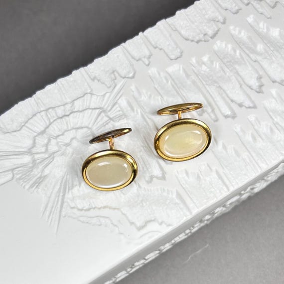 Große ovale Perlmutt-Imitat goldfarbene unisex Manschettenknöpfe aus 1960er. View 4