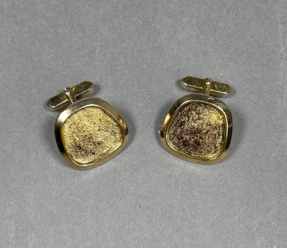 Vintage große unisex goldfarbene rechteckige Statement Manschettenknöpfe aus 1960er. View 5
