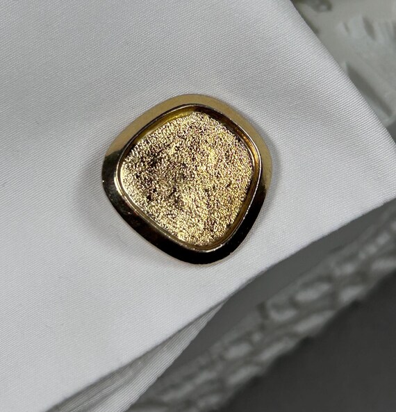 Vintage große unisex goldfarbene rechteckige Statement Manschettenknöpfe aus 1960er. View 4