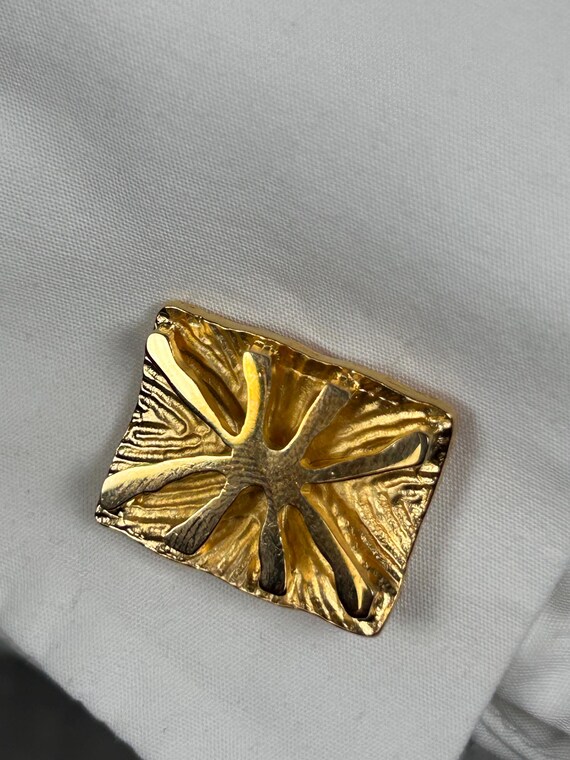Vintage große unisex goldfarbene rechteckige Manschettenknöpfe mit abstraktem Muster aus 1960er. View 2