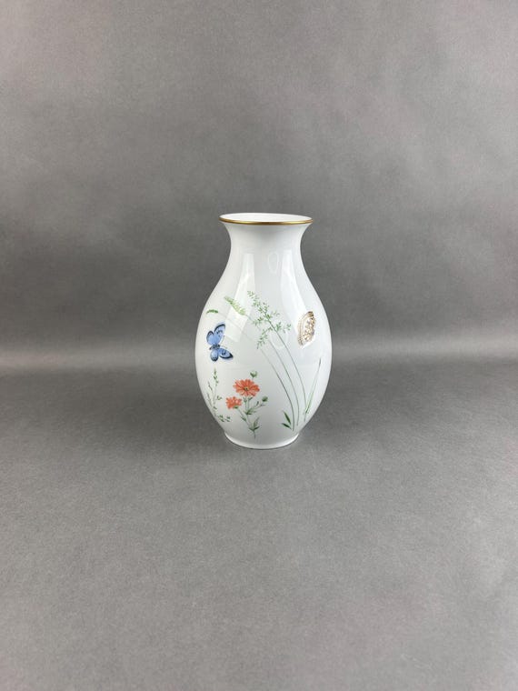 花瓶　フッチェンロイター フッチェンロイター社のヴィンテージ磁器花瓶。モチーフ：野の花と蝶