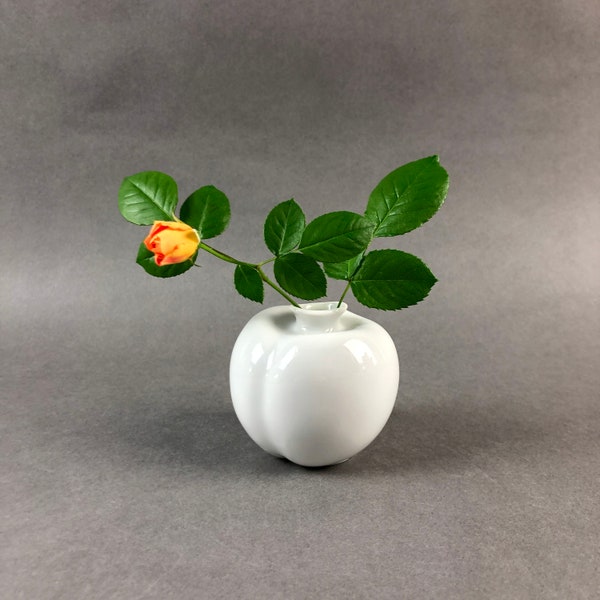 Vintage ARZBERG BAVARIA, small white porcelain vase / flower vase APPLE. Height 7cm.