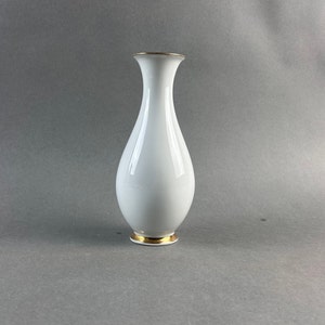 Vintage 1940s HUTSCHENREUTHER Germany white porcelain vase with gold rim. Height 18 cm.