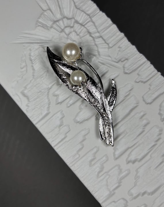 Vintage große silberfarbene Brosche ZWEI BLUMEN mit zwei Kunstperlen.