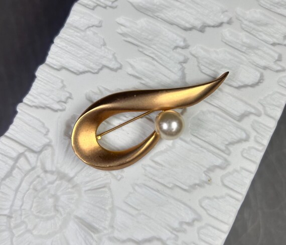 Vintage gold-colored Op Art brooch with a large glass bead. View 3