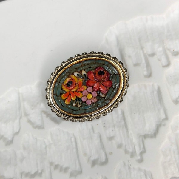 Vintage Micro-Mosaic kleine ovale Brosche  in hellgoldfarbener Fassung mit Blumenmotiv
