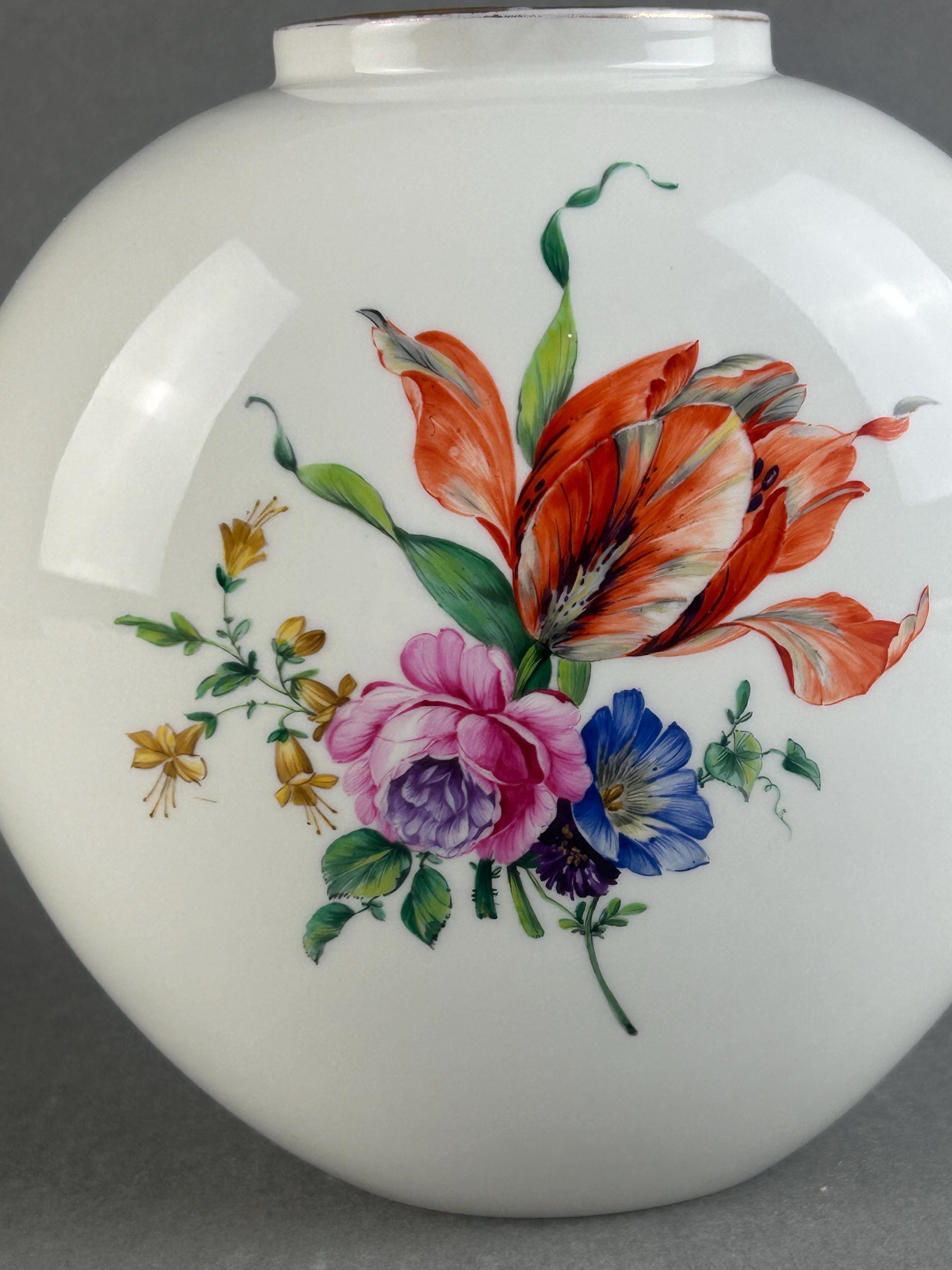 KPMベルリンのサイン入り、花のモチーフがあしらわれた希少な磁器の