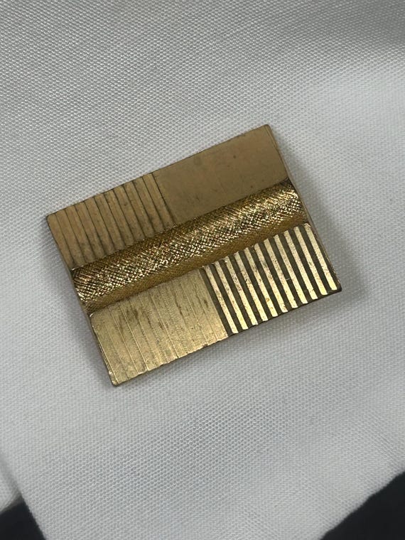 Vintage große unisex goldfarbene rechteckige Manschettenknöpfe mit Op-Art Design aus 1960er. View 2