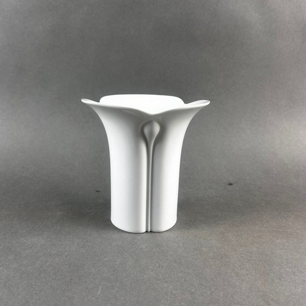 Vintage ARZBERG BAVARIA white porcelain vase / flower vase Corso Cnospa. Design by Werner Bünck. Height 12.5cm.