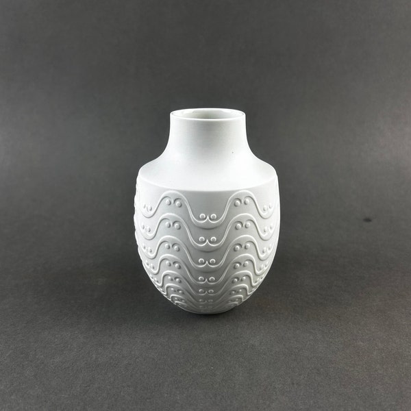 Vintage AK Kaiser kleine Bisquit Porzellan Vase mit Op Art Motiv. Höhe 11 cm.