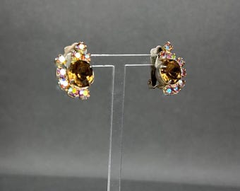 Vintage statement clipoorbellen met topaasglazen cabochons en kleine aurora borealis-kristallen.