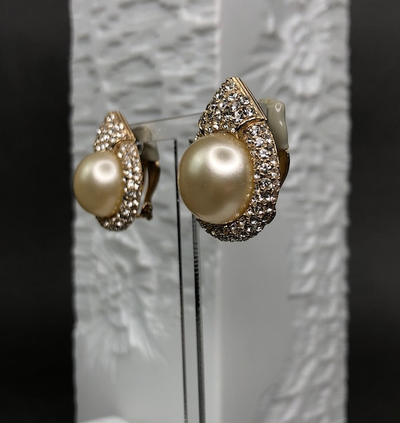 大きなフェイクパールとキラキラ輝くラインストーンがあしらわれた  