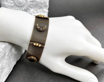 GOLDETTE NYスタイルのヴィンテージゴールドトーンメッシュブレスレット。フェイクパールとルビーレッドのガラスクリスタル付き。