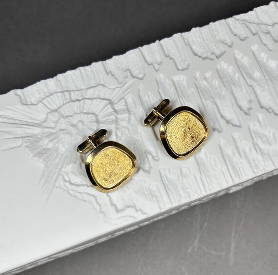 Vintage große unisex goldfarbene rechteckige Statement Manschettenknöpfe aus 1960er. View 3
