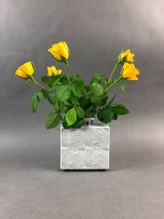 ヴィンテージのWALLENDORFER製、銀色の首が付いた白い磁器の花瓶、高さ