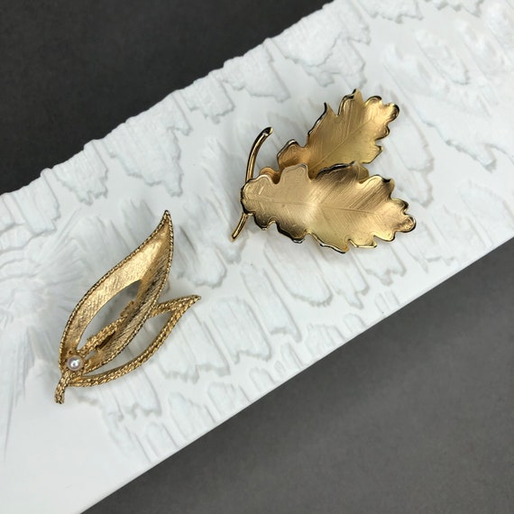 Vintage gold-colored Op Art brooch with a large glass bead. View 6