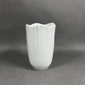 HUTSCHENREUTHER Germany white mid-century porcelain vase. Vintage 1970s. Height 12 cm.